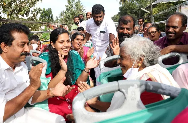 ആടിയും പാടിയും സ്നേഹം പങ്കിട്ടും നഗരയാത്ര സ്നേഹയാത്രയായി മാറി