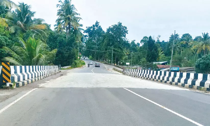 പാതിരിപ്പാലത്തെ പുതിയ പാലത്തിലെ കുഴി മുകൾപാളി പൊളിച്ചു നിർമിക്കും