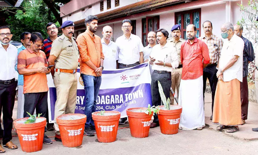 സ്വച്ഛതാ പക്ക് വാട: റെയിൽവേ പരിസരം ശുചീകരിച്ചു