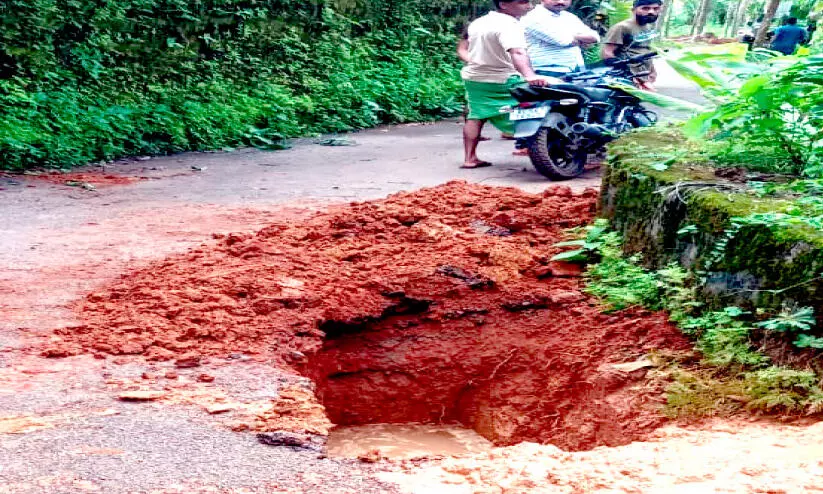 ഭൂഗർഭ കേബിൾ വലിക്കൽ; ഗ്രാമീണ റോഡുകൾക്ക് നാശം