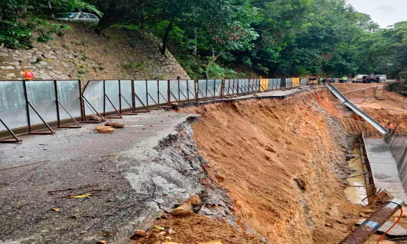 റോ​ഡ് ഇ​ടി​ഞ്ഞു; പൊ​ന്മു​ടി പൂ​ർ​ണ​മാ​യും ഒ​റ്റ​പ്പെ​ട്ടു