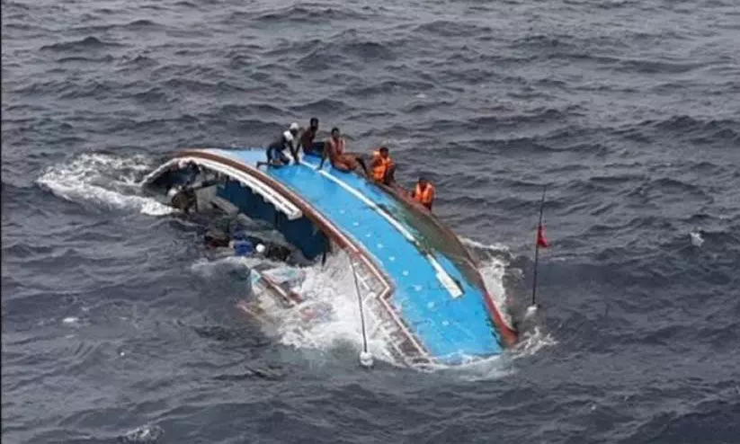 വള്ളം മറിഞ്ഞു കാണാതായ നാല് മത്സ്യത്തൊഴിലാളികളെയും രക്ഷിച്ചു