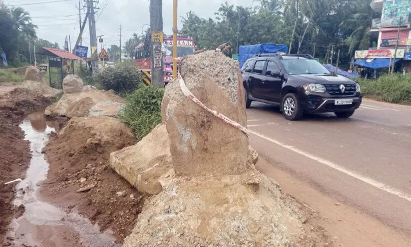 ദേശീയപാതയിലെ കെട്ടിടാവശിഷ്ടം അപകടക്കെണിയാകുന്നു