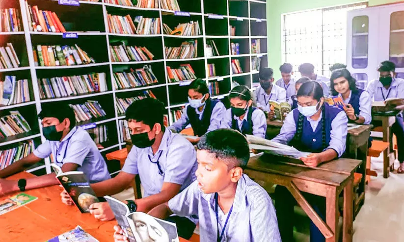 The teachers came down with the vehicle One and a half lakh books reached the school