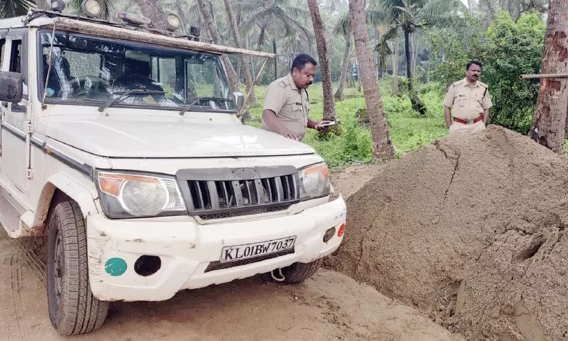 മടക്കരയിൽ മണൽ വേട്ട; ആറുലോഡ് മണൽ പിടിച്ചെടുത്തു