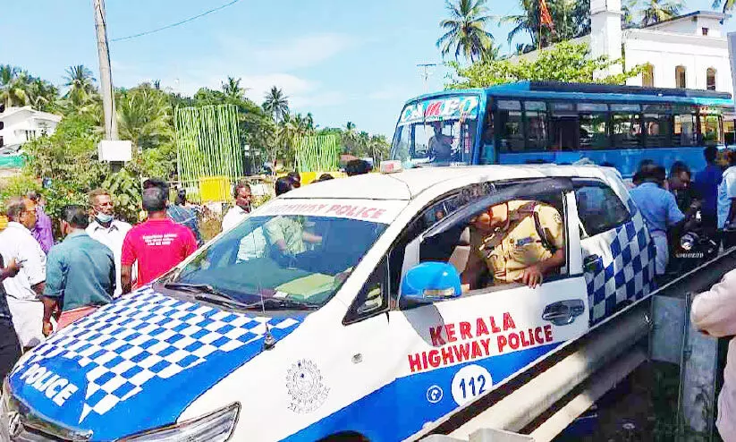 അപകട വളവിൽ പരിശോധനയുമായി പൊലീസ്; ബൈക്ക് യാത്രികൻ അപകടത്തിൽപെട്ടു