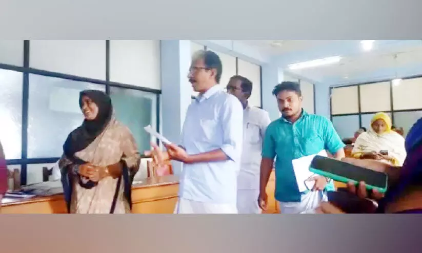 തിരുവമ്പാടി എസ്റ്റേറ്റ് സമരം: പ്രമേയത്തിന് അനുമതി നിഷേധിച്ചു, നഗരസഭ യോഗത്തിൽ പ്രതിഷേധം