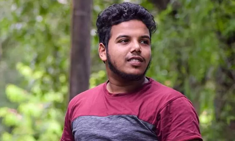 ബൈക്ക് മരത്തിലിടിച്ച് വീണ യുവാവ് ടാങ്കർ ലോറി കയറി മരിച്ചു