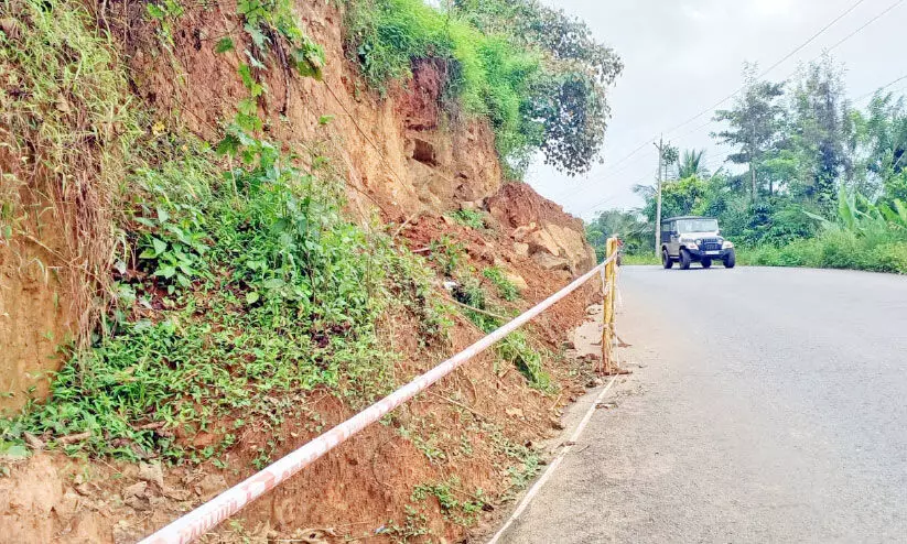 പുഴമുടിയിൽ റോഡിലേക്ക് മണ്ണിടിയുന്നു; സുരക്ഷയൊരുക്കാൻ നടപടിയില്ല