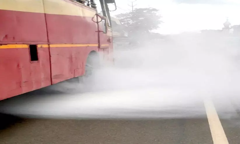 ഓട്ടത്തിനിടെ ബസിന് തീപിടിച്ചു; ഡ്രൈവറുടെ അവസരോചിത ഇടപെടൽ ദുരന്തം ഒഴിവാക്കി