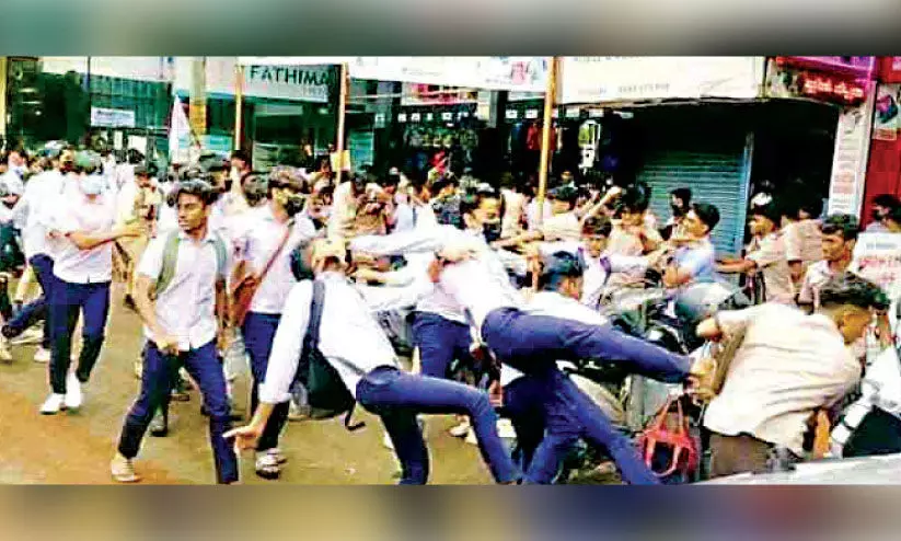 വേങ്ങര ബസ് സ്റ്റാൻഡിൽ വിദ്യാർഥികളുടെ തല്ലുമാല