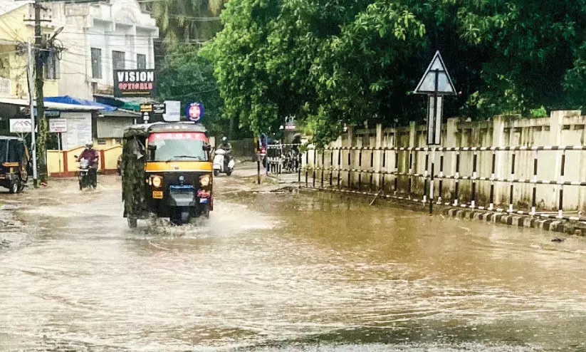 മഴ പെയ്താൽ പാലക്കാട് നഗരത്തിൽ വെള്ളക്കെട്ട്