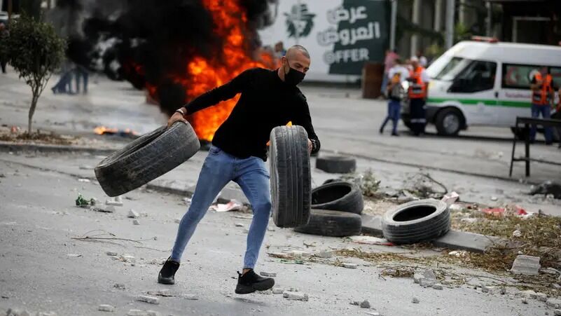 Israel kills two;  Palestinians in struggle Israel kills two;  The Palestinians go on strike