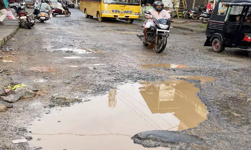 കുറ്റ്യാടി-വയനാട് റോഡ് പൊളിഞ്ഞുതീരുന്നു