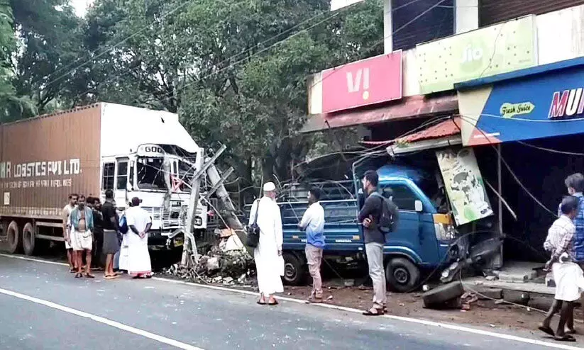 കണ്ടെയ്നർ ലോറി വൈദ്യുതിത്തൂണുകളും ബസ് കാത്തിരിപ്പുകേന്ദ്രവും ഇടിച്ചുതകർത്തു