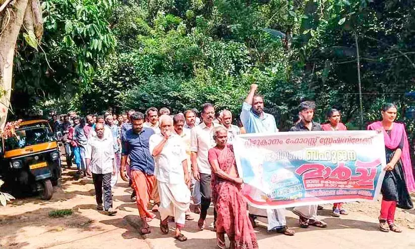 ആദിവാസി യുവാവിനെതിരെ കള്ളക്കേസ്; കിഴുകാനം ഫോറസ്റ്റ് ഓഫിസ്​ മാർച്ചിൽ പ്രതിഷേധം ഇരമ്പി