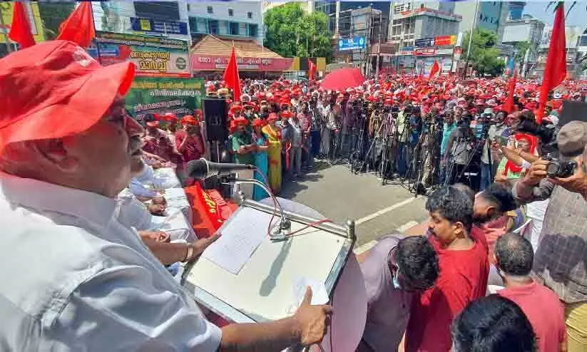 പങ്കാളിത്ത പെൻഷൻ പിൻവലിക്കണമെന്ന് സി.പി.ഐ സംഘടന; ജോയന്‍റ് കൗൺസിലിന്‍റെ കൂറ്റൻ സെക്രട്ടറിയറ്റ് മാർച്ച്