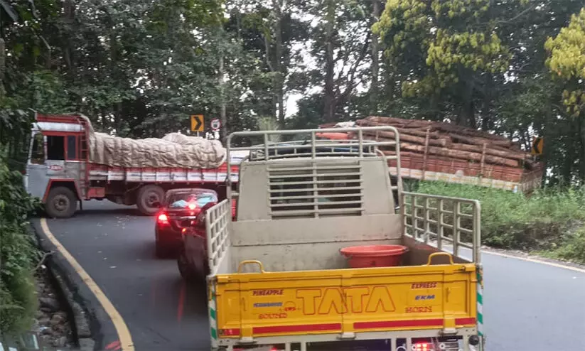 വയനാട് ചുരം എട്ടാം വളവിൽ ലോറി കുടുങ്ങി; ഗതാഗത തടസം