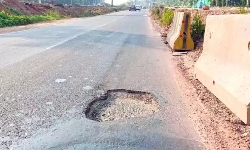 ദേശീയപാതയിലെ കുഴിയിൽ വീണ സ്കൂട്ടർ ബസിനടിയിൽപെട്ടു