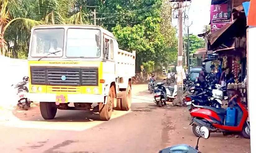 കോട്ടമ്മൽ-തെയ്യത്തുംകടവ് റോഡിൽ സ്‌കൂൾ സമയങ്ങളിലും ടിപ്പറുകൾ