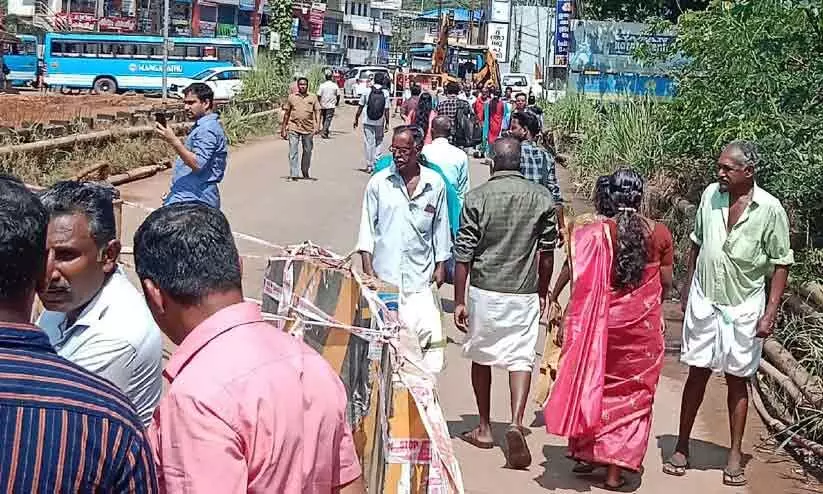 കല്ലുംകടവ് പാലം തകർച്ച; പത്തനാപുരത്ത് ഗതാഗതം താറുമാറായി