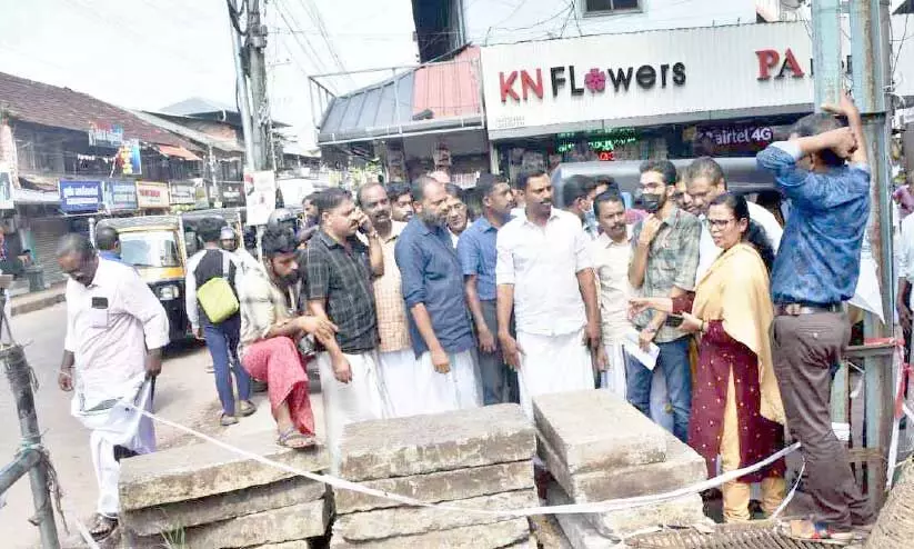 ക്വീൻസ് റോഡിലെ അഴുക്കുചാൽ; എം.എൽ.എ സ്ഥലം സന്ദർശിച്ചു