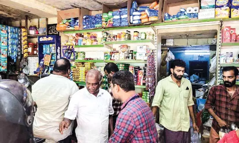 ക​രി​ഞ്ച​ന്ത, പൂ​ഴ്ത്തി​വെ​പ്പ്; വി​പ​ണി​യി​ൽ പ​രി​ശോ​ധ​ന, അ​ഞ്ച് സ്ഥാ​പ​ന​ങ്ങ​ൾ​ക്കെ​തി​രെ ന​ട​പ​ടി