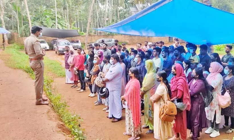 സ്ഥല സൗകര്യമില്ല; ഡ്രൈവിങ് ടെസ്റ്റ് പ്രീ ലേണേഴ്സ് ക്ലാസ് മൈതാനത്ത്