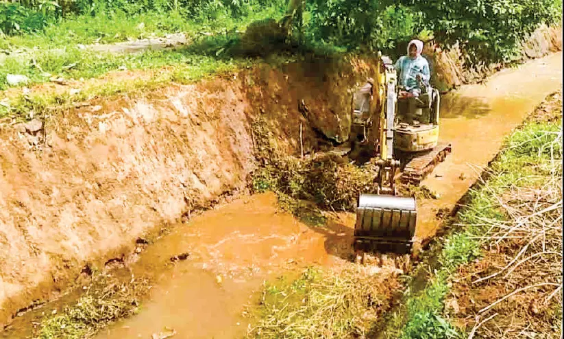 പാ​ഴ്ചെ​ടി​ക​ളും മാ​ലി​ന്യ​വും നീ​ങ്ങി   മ​റ്റ​ത്തൂ​ര്‍ ക​നാ​ലി​ല്‍ ഇ​നി വെ​ള്ള​മൊ​ഴു​കും