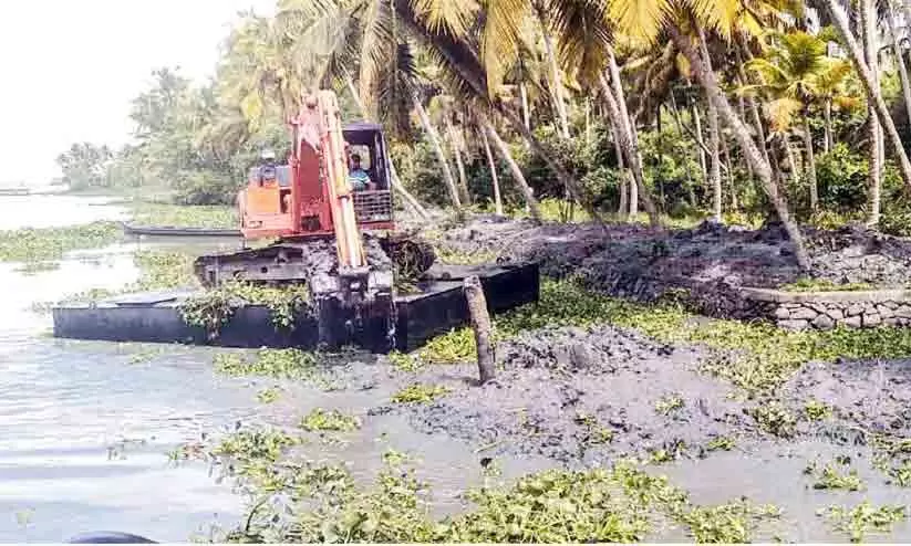 ഡ്രഡ്​ജ്​​ ചെയ്ത മണൽ കൊള്ളയടിക്കുന്നതായി പരാതി