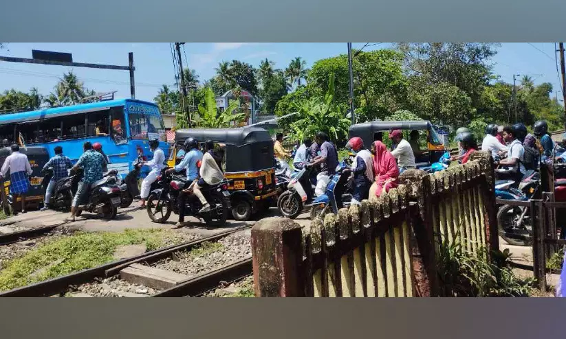 ഇടവ-വർക്കല ദൂരം അഞ്ച് കിലോമീറ്റർ; കടക്കേണ്ടത് അഞ്ച് റെയിൽവേ ഗേറ്റുകൾ