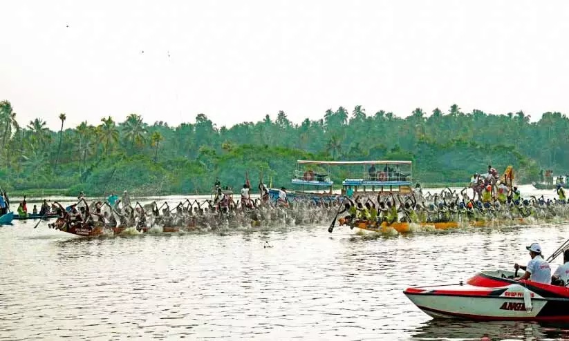 കായംകുളം ജലോത്സവം; മഹാദേവികാടിനെ പിന്തള്ളി നടുഭാഗം ജേതാക്കൾ