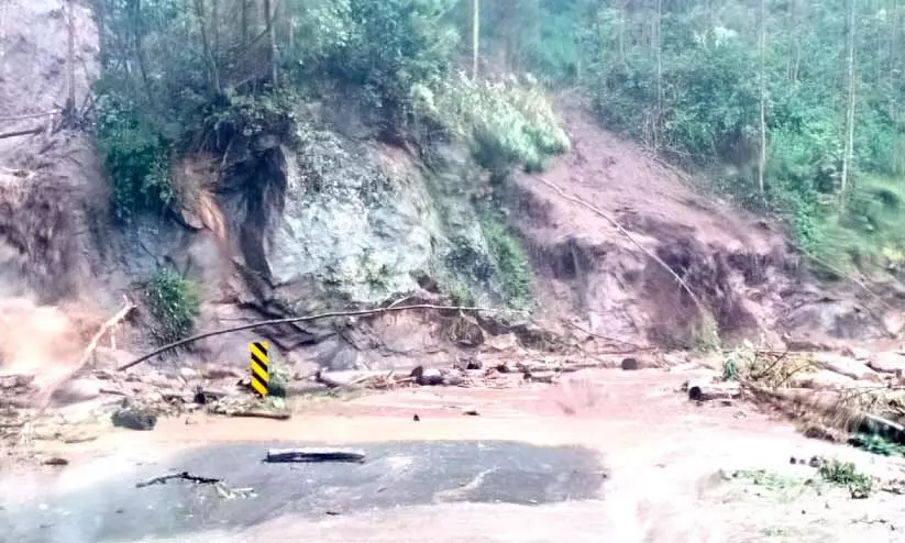 വാഹനത്തിന്​ നേരെ കല്ലും മണ്ണും ഒഴുകിയെത്തി; ദുരന്തം ഒഴിവായത്​ തലനാരിഴക്ക്