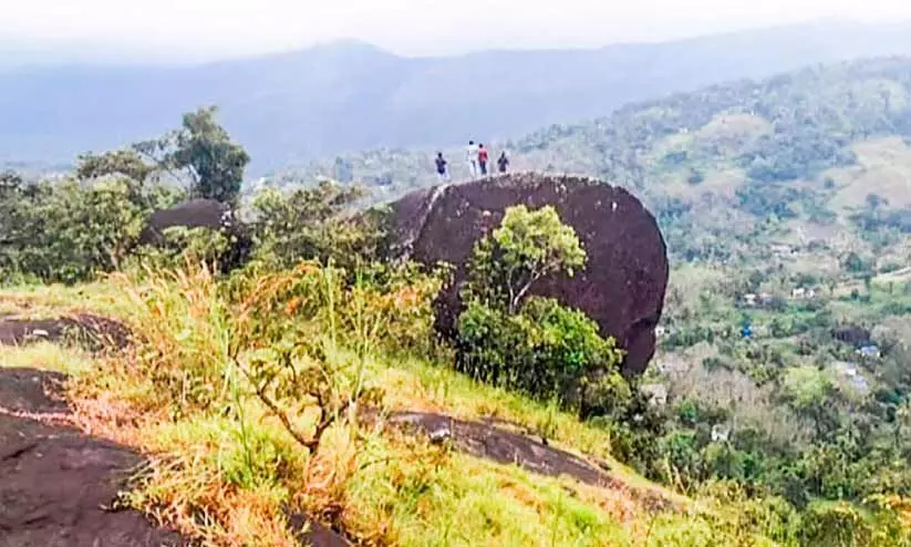 സ​ഞ്ചാ​രി​ക​ളു​ടെ പ്രി​യ ഇ​ട​മാ​യി മാ​ക്കു​പാ​റ