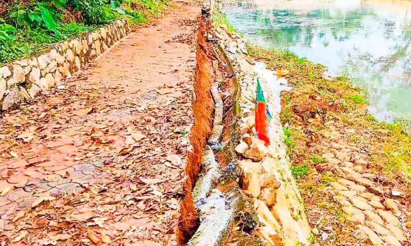 ഏഴംകുളം ഈഴക്കോട്ടുചിറ; സംരക്ഷണഭിത്തി ഉദ്ഘാടനത്തിന്​ മുമ്പ്​ തകർന്നു