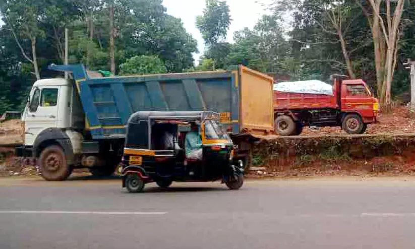 മണ്ണ് കടത്തിയ ടിപ്പർ ലോറികൾ പിടികൂടി