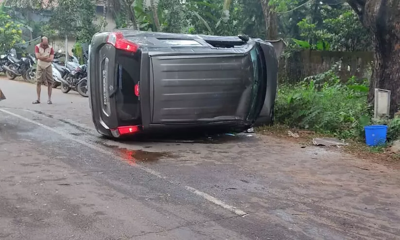 തിരുവള്ളൂരിൽ വാഹനാപകടം; രണ്ടു പേർക്ക് പരിക്ക്