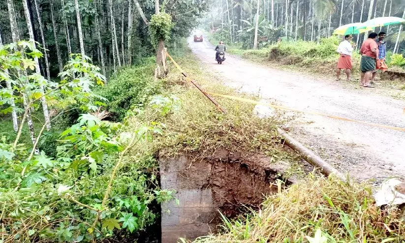 റോഡ് തകർന്ന് യാത്രാദുരിതം; അപകട ഭീഷണി