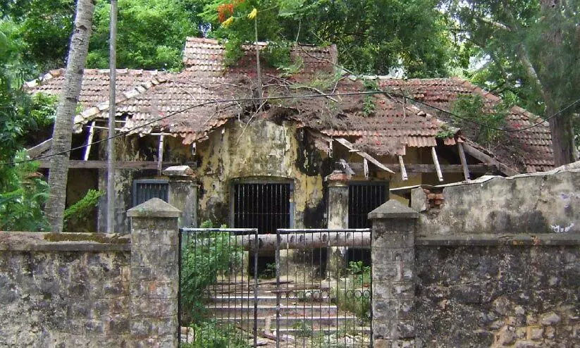 ചരിത്രനിർമിതി വിസ്മൃതിയിലേക്ക്; സംരക്ഷണമില്ലാതെ അഞ്ചലോഫിസ് കെട്ടിടം