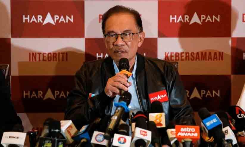 No party has a majority;  Hanging house in Malaysia;  Anwar Ibrahim, Muhyuddin Yasin to form cabinet No clear winners as Malaysian election ends in hung parliament