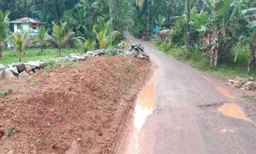 അധികൃതരേ കാണുന്നില്ലേ... വളക്കൈ - കൊയ്യം - വേളം റോഡ് പ്രവൃത്തി ഇഴയുന്നു