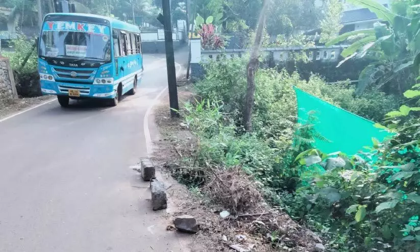 കൈവരിയില്ല; പെരിയാംതോട്-ആറങ്ങോട് റോഡിൽ അപകടഭീഷണി