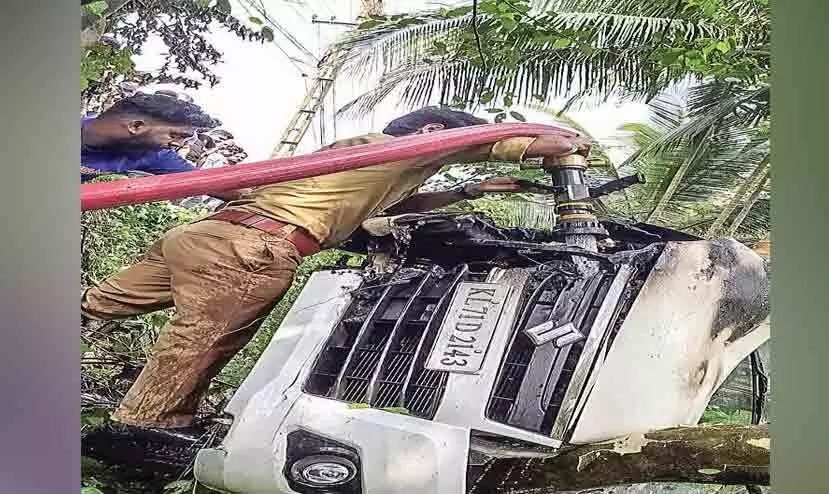 അപകടത്തിൽപെട്ട് മറിഞ്ഞ കാറിന് തീപിടിച്ചു