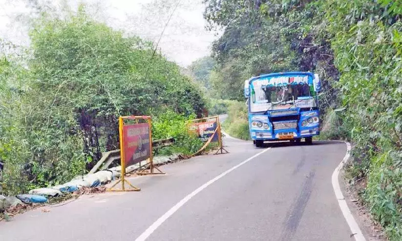 ആറാട്ടുപാറയിൽ റോഡ് തകർന്നു; വാഹനങ്ങൾക്ക് അപകടക്കെണി