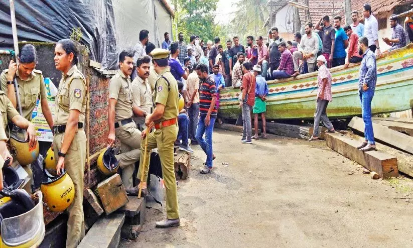 മലിനജല സംസ്കരണ പ്ലാന്റ് നിർമാണം: പ്രതിഷേധമണയാതെ കോതി; വള്ളങ്ങൾ നിരത്തി റോഡ് ഉപരോധിച്ചു