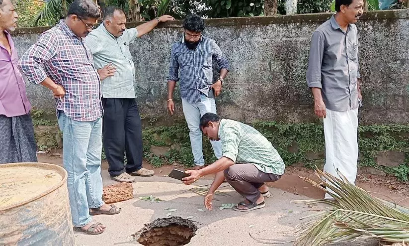 റോഡില്‍ ആറടി താഴ്ചയില്‍ കുഴി