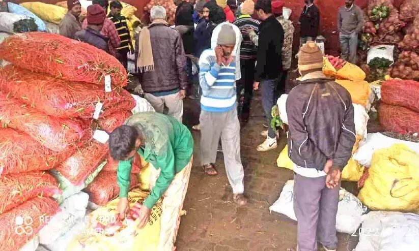 മഞ്ഞുവീഴ്ചയും ഇടവിട്ട മഴയും; പച്ചക്കറി വരവ് കുറഞ്ഞു