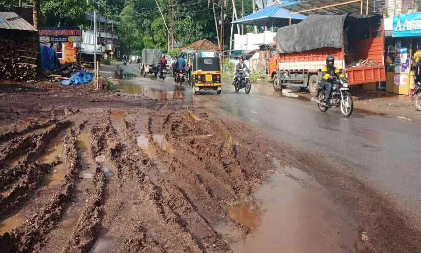 റോഡിലെ വെള്ളക്കെട്ട്​ അപകടങ്ങൾക്ക് കാരണമാകുന്നു