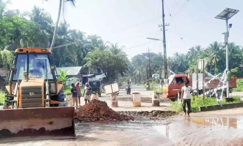 ടോ​ൾ ബൂ​ത്തി​നു​സ​മീ​പം അഴുക്കുചാൽ നി​ർ​മാ​ണം തു​ട​ങ്ങി