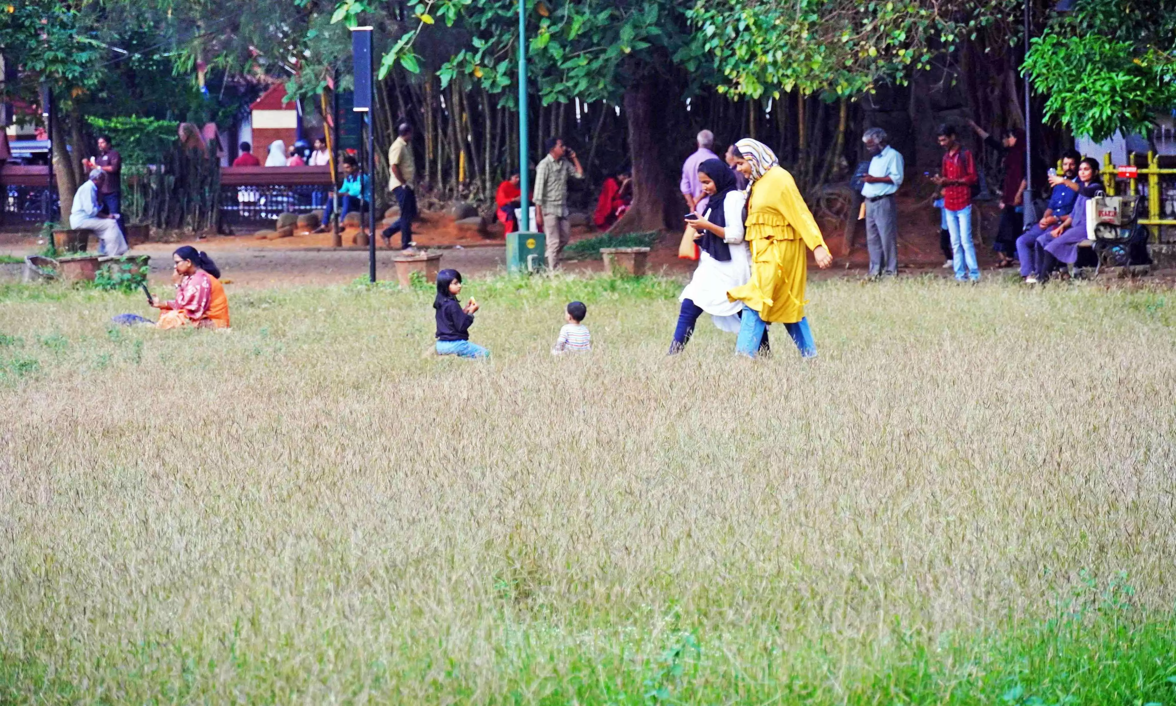 Mananchira Square and Park are deteriorating